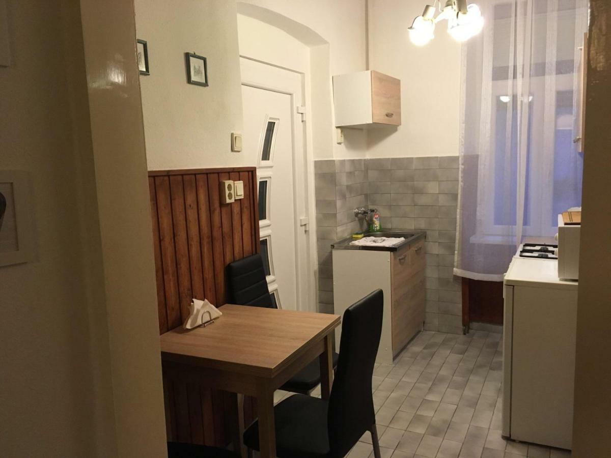 Jázmin Apartman Apartamento Pécs Exterior foto